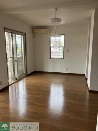 陽光の射す賃貸戸建ての物件内観写真